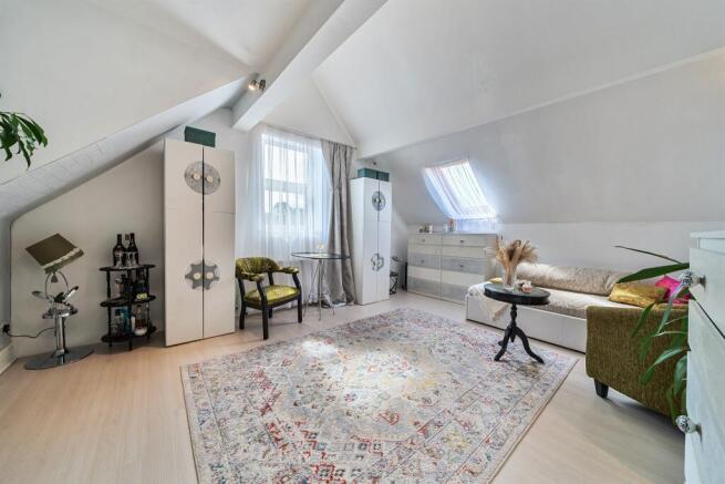 1 bed property, in Broadway, £240,000