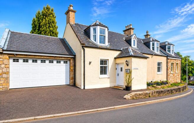 5 bed property, in Smiddy Brae, £450,000