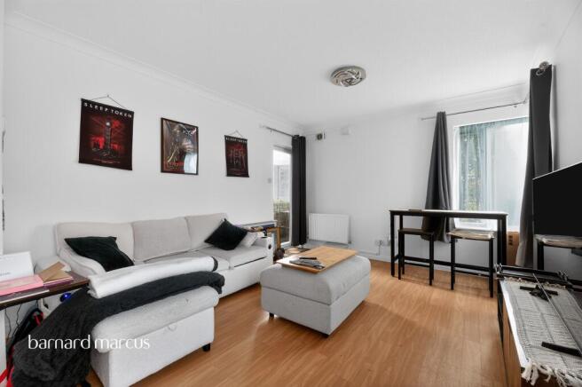 2 bed property, in Cedar Road, £350,000