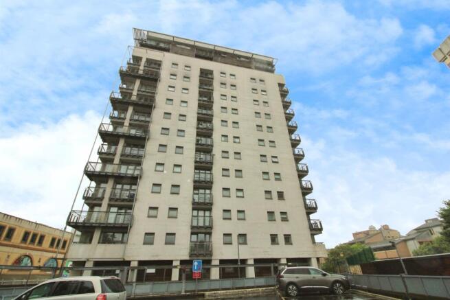 2 bed property, in Queen Street, £98,000