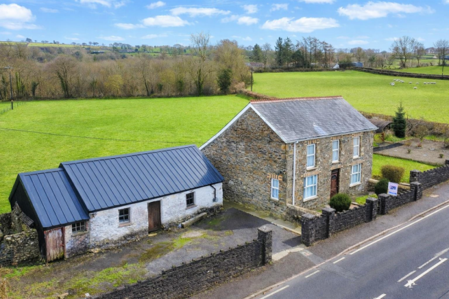 3 bed property, in Llanllwni, £415,000