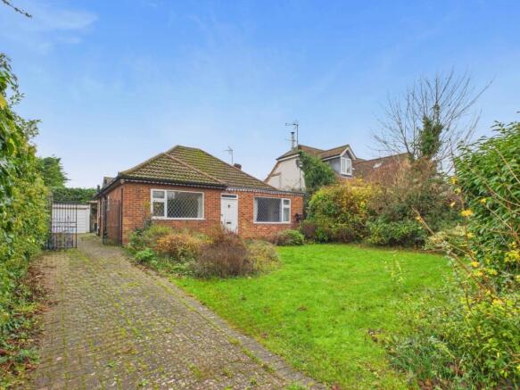 2 bed property, in Thame Road, £550,000