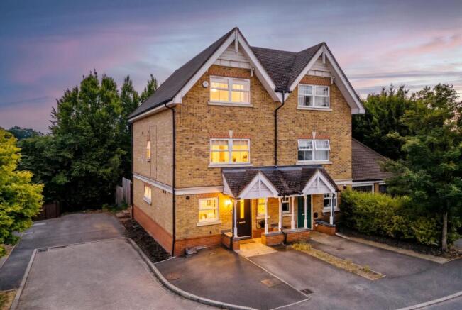 4 bed property, in Barkers Meadow, £600,000