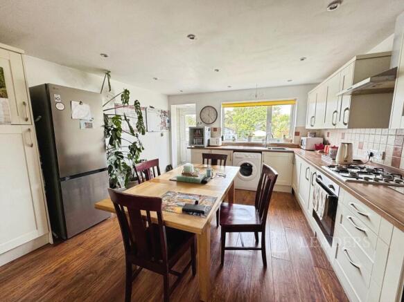 3 bed property, in Crown Road, £275,000