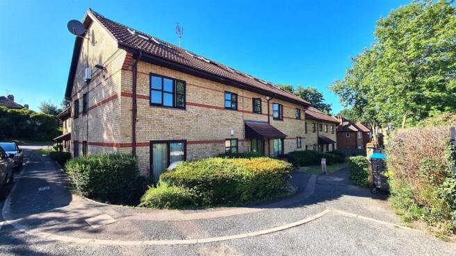 1 bed property, in Cricketers Close, £299,950