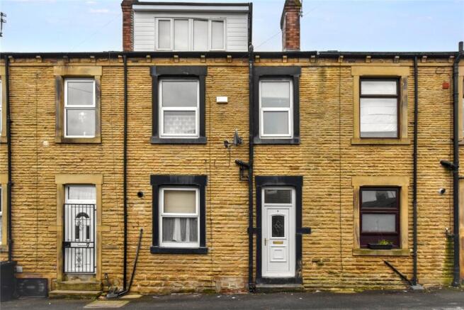 2 bed property, in South Parade, £132,000