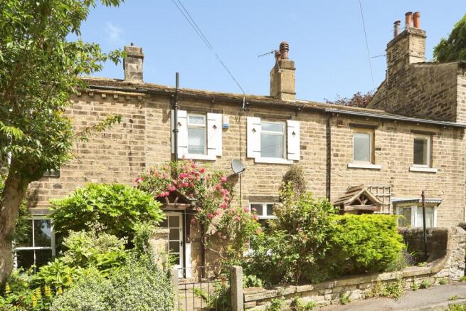 2 bed property, in The Green, £215,000