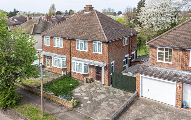 3 bed property, in Pondfield Crescent, £900,000