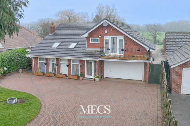 3 bed property, in Whitepits Lane, £995,000