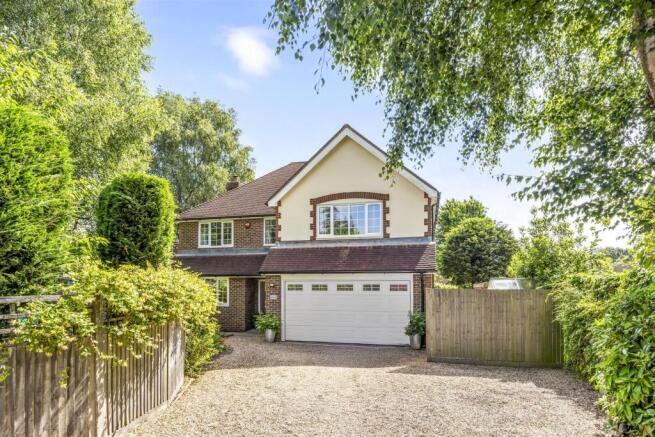 5 bed property, in Britts Farm Road, £825,000