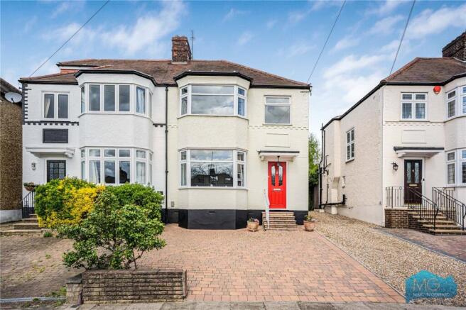 3 bed property, in Hadley Way, £800,000