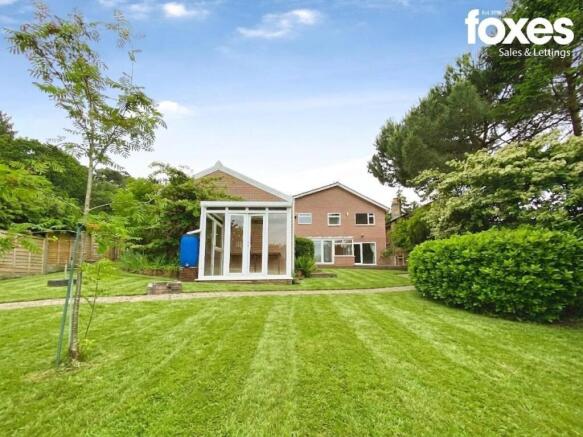 5 bed property, in Heath Close, £695,000