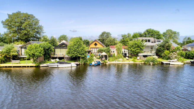 1 bed property, in Willow Stream, £495,000