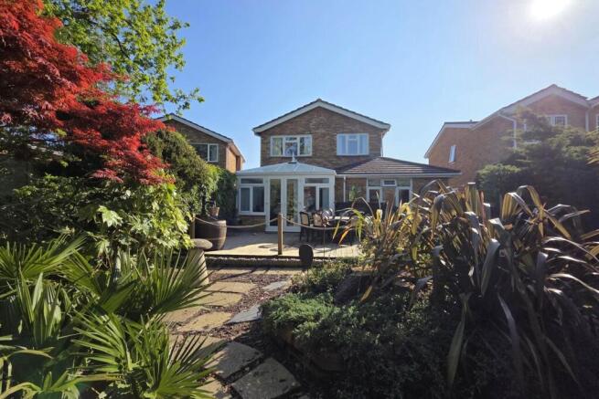 4 bed property, in HEATH LAWNS, £465,000