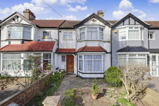 2 bed property, in Huxley Road, £300,000