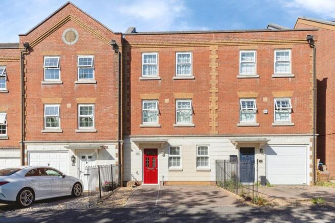 3 bed property, in St Georges Drive, £345,000