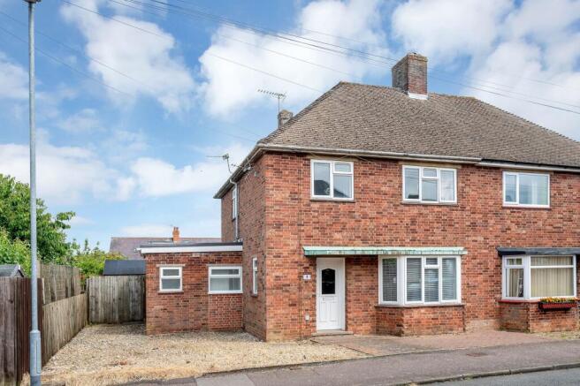 3 bed property, in Westfield Avenue, £285,000