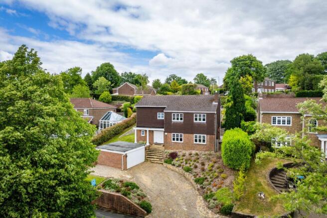 5 bed property, in Westview Road, £900,000