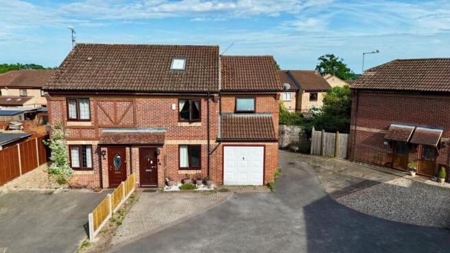 4 bed property, in Larchside Close, £550,000