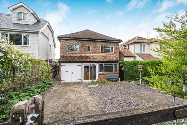 3 bed property, in Greenfield Road, £500,000