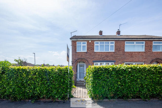 3 bed property, in Rosegarth Avenue, £230,000