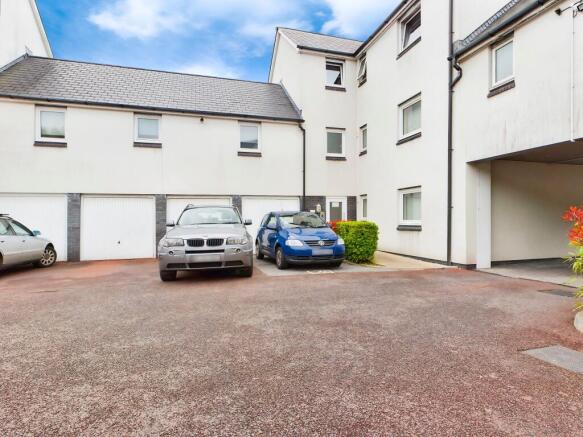 2 bed property, in Phoebe Road, £130,000