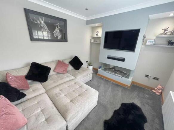 2 bed property, in Phoenix Court, £260,000