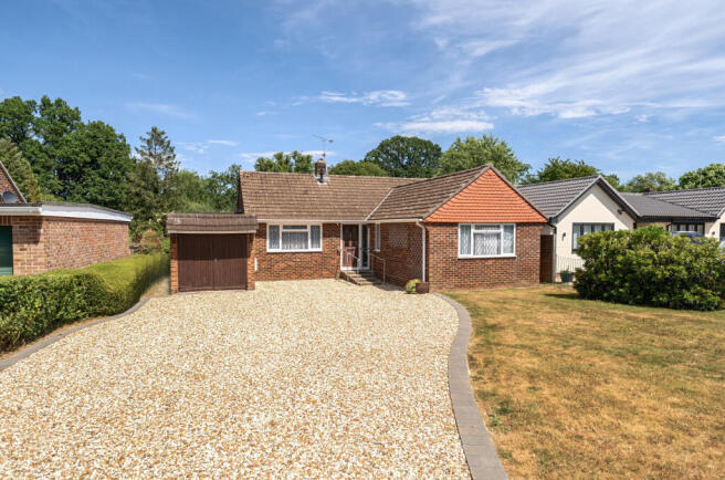 3 bed property, in Cavalier Road, £625,000