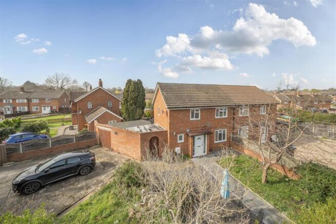 3 bed property, in Elm Crescent, £390,000