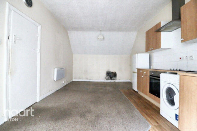 1 bed property, in Ashburnham Road, £65,000