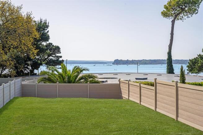 2 bed property, in Harbour Close, £525,000