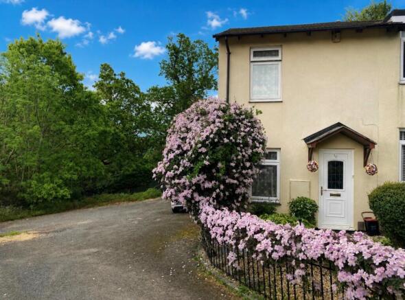 2 bed property, in Chelmsford Road, £200,000