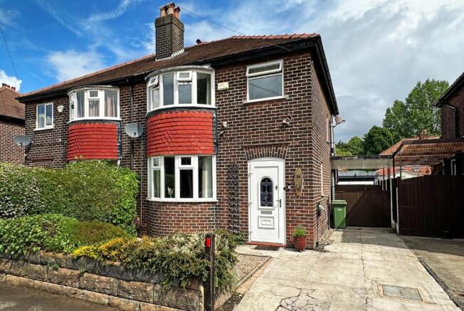 3 bed property, in Woodcote Road, £425,000
