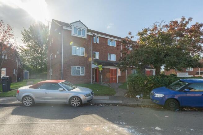 2 bed property, in Minster Drive, £87,000