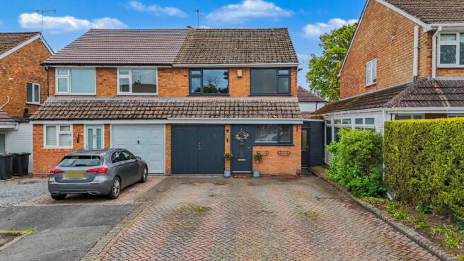 3 bed property, in Green Close, £350,000