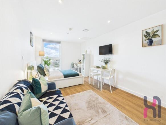 1 bed property, in Cheltenham Place, £120,000