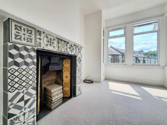 2 bed property, in First Floor Flat, £315,000