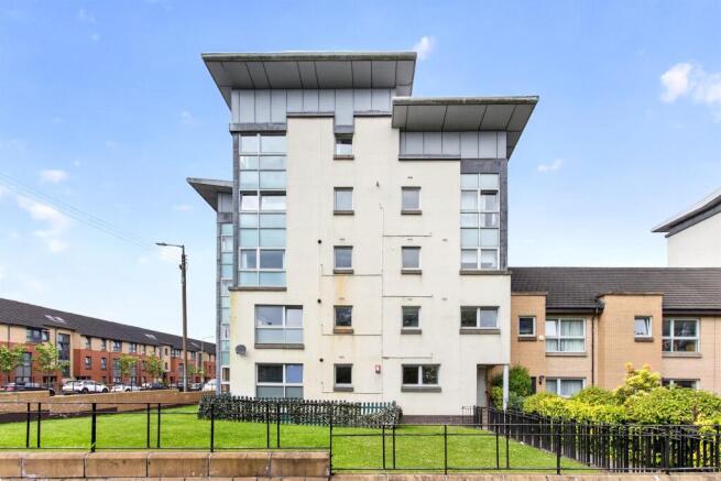 1 bed property, in Waterside Place, £135,000