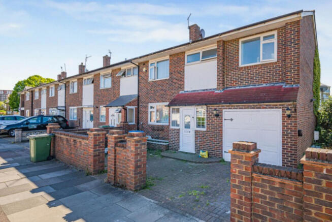 4 bed property, in Eynsham Drive, £485,000