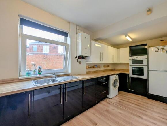 2 bed property, in Newton Grove, £115,000