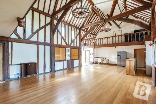5 bed property, in Doddinghurst Road, £900,000