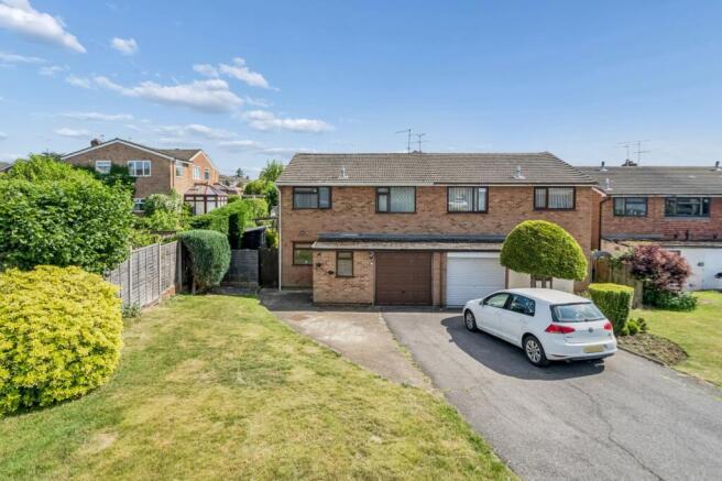 3 bed property, in Hill Farm Road, £615,000