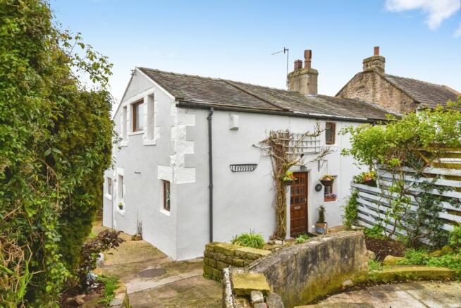 2 bed property, in Main Street, £325,000