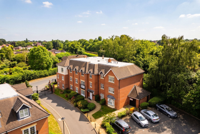 3 bed property, in Chancel Court, £315,000
