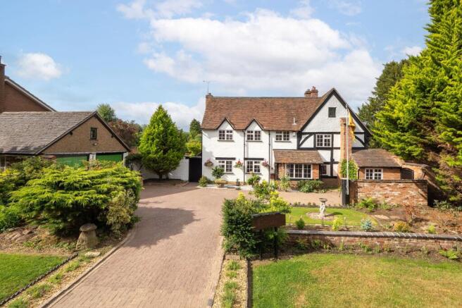 5 bed property, in Coopers Walk, £850,000