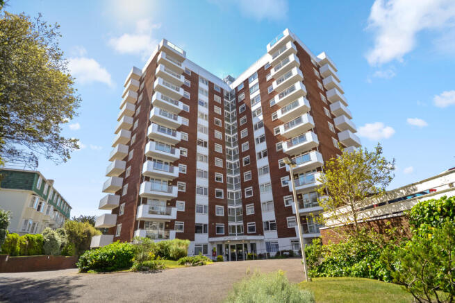 2 bed property, in Russell Cotes Road, £180,000
