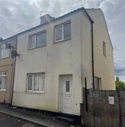 3 bed property, in Queen Street, £100,000