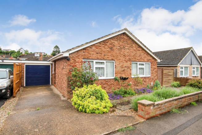 2 bed property, in Linslade Road, £415,000
