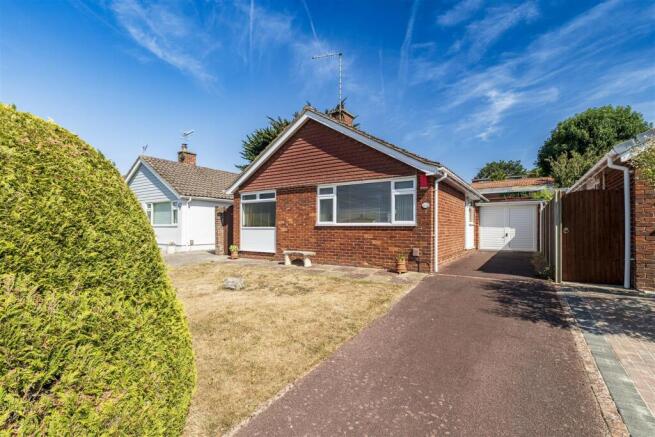3 bed property, in Copthorne Hill, £419,995