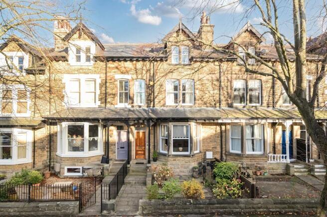 5 bed property, in West End Avenue, £795,000